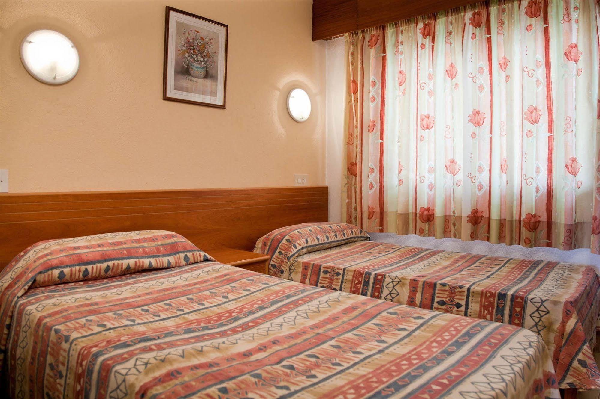 Apartamentos Mira Mola Figueretas Buitenkant foto