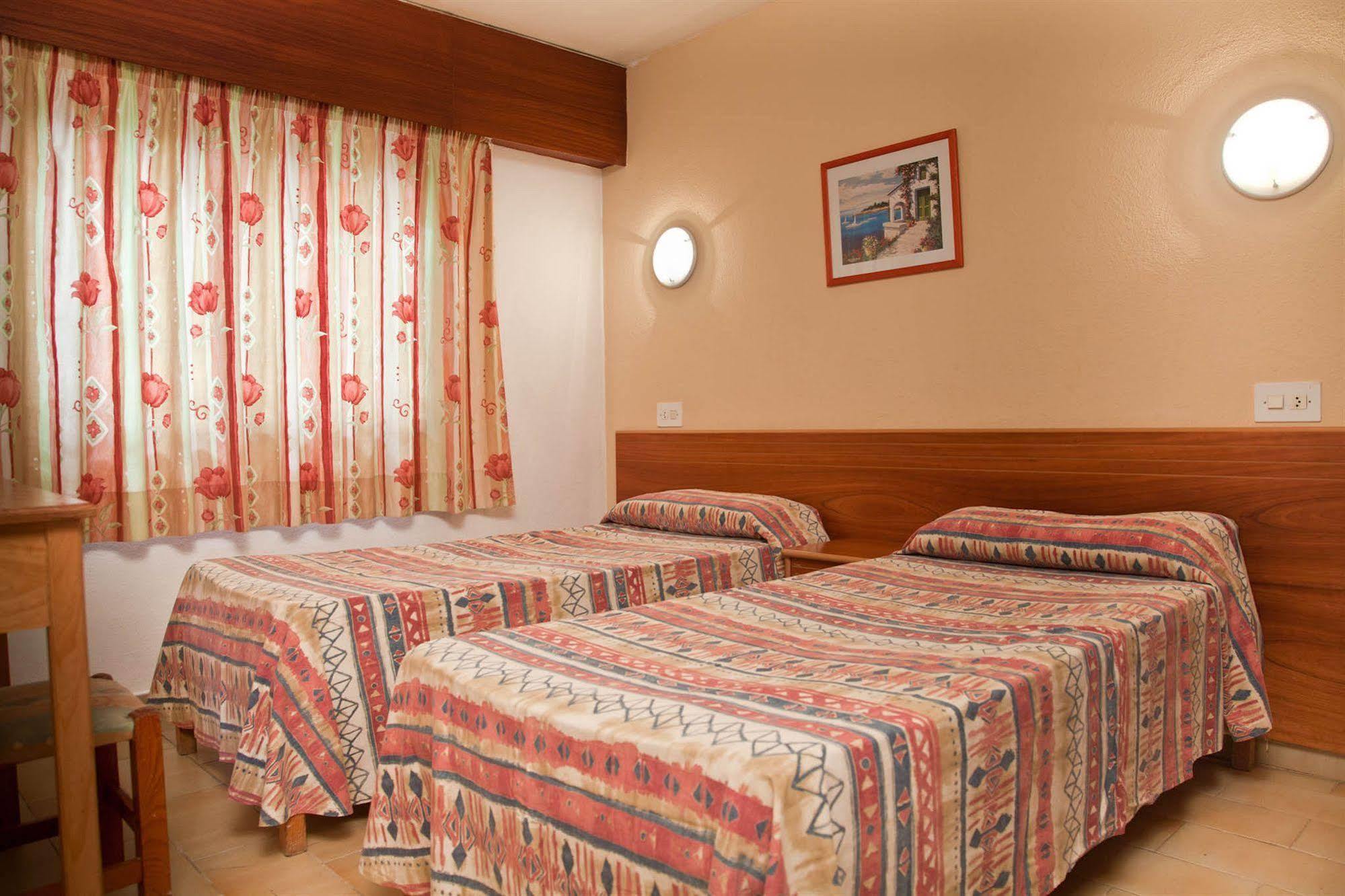 Apartamentos Mira Mola Figueretas Buitenkant foto